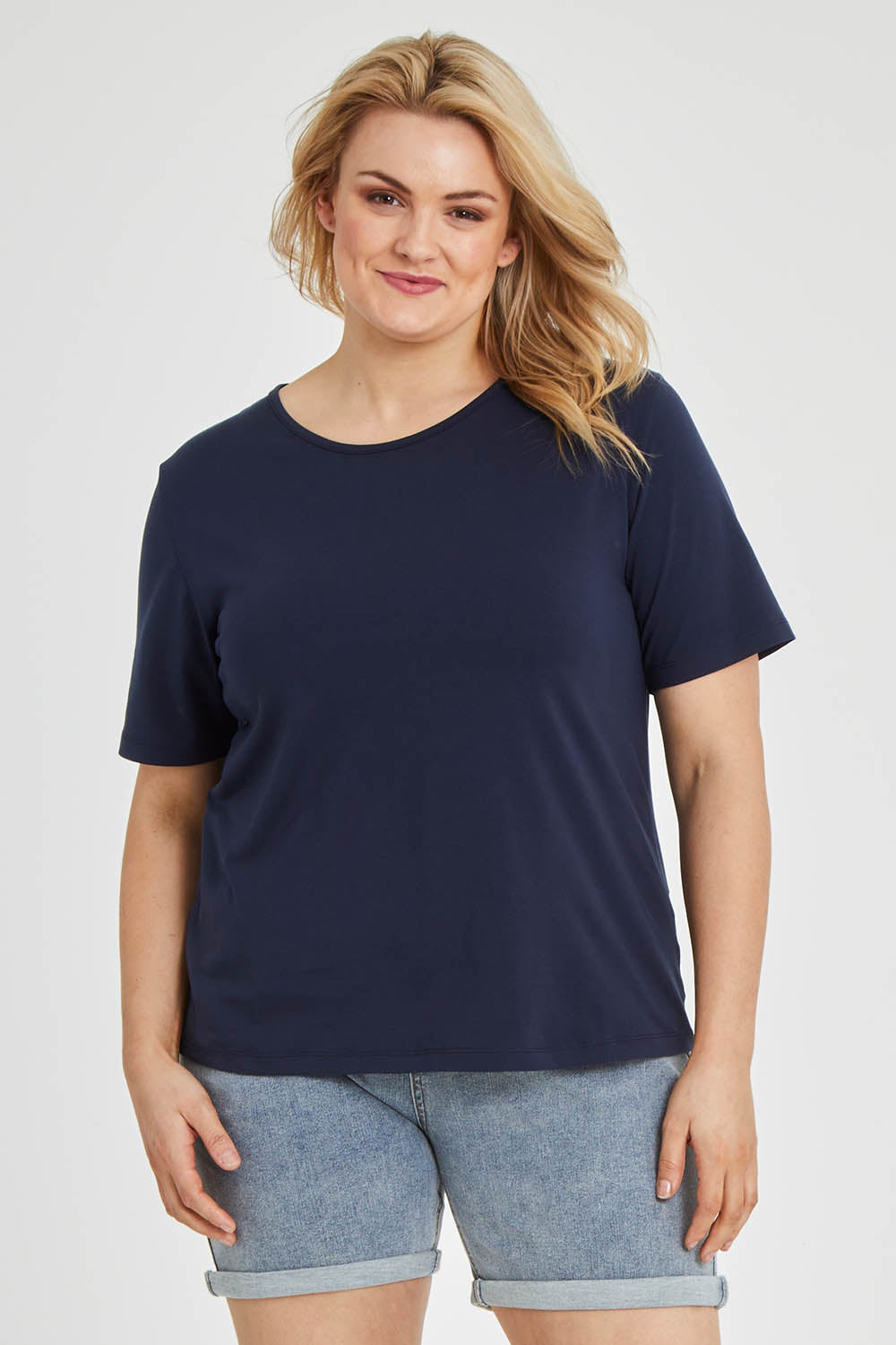 Model Keeara wearing size 16 of The Keepers Tee in colour Darknavy (Blue), from the front, cropped image