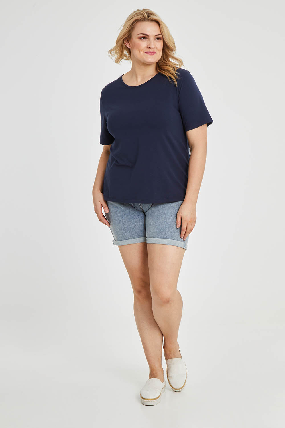 Model Keeara wearing size 16 of The Keepers Tee in colour Darknavy (Blue), from the front, showing the whole outfit