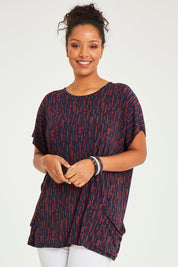 Model Noli wearing size 14 of The Printed Relaxed Fit Tee in colour Navyred (Blue), from the front, cropped image