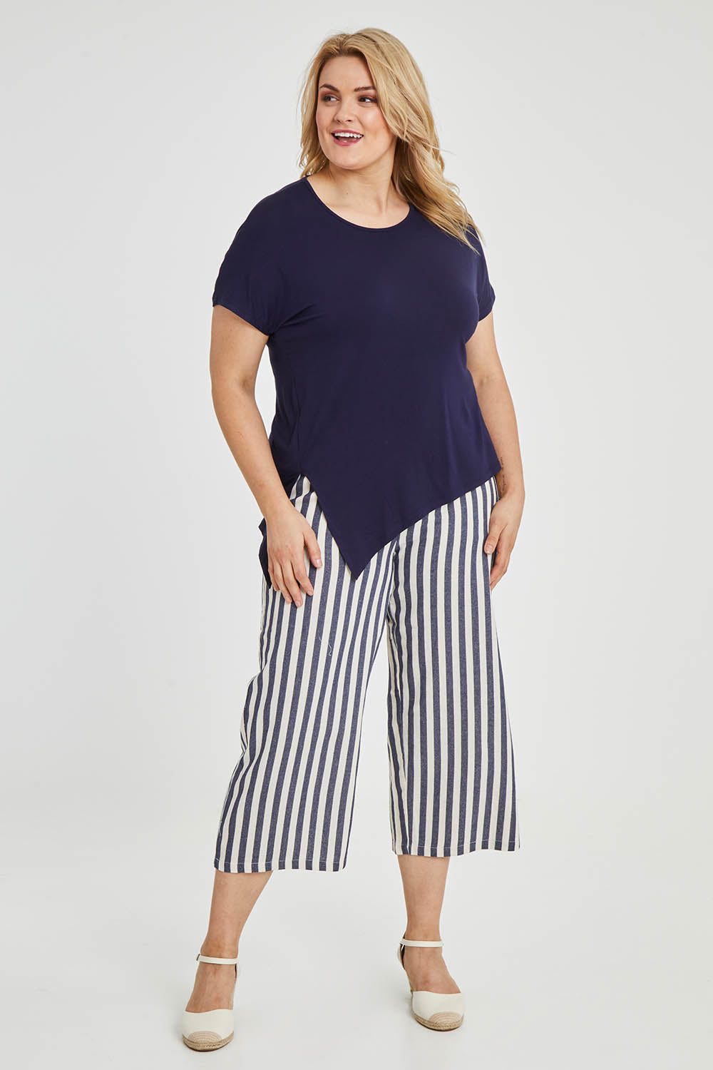 Model Keeara wearing size 16 of The Knot Detail Tee in colour Navy (Blue), from the front, showing the whole outfit