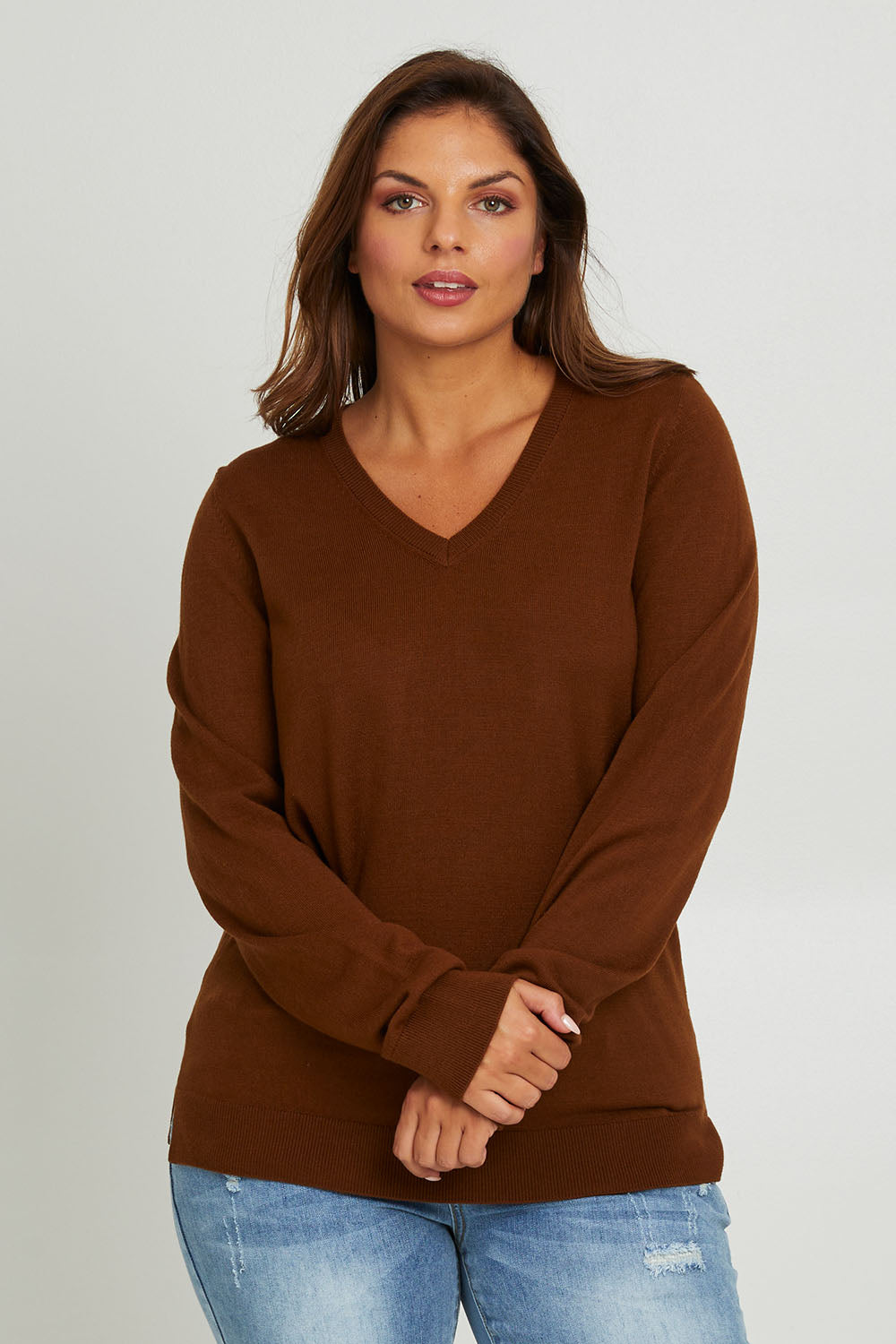 Model Monique wearing size L of The Keepers Soft V Neck Jumper in colour Bark, from the front, cropped image
