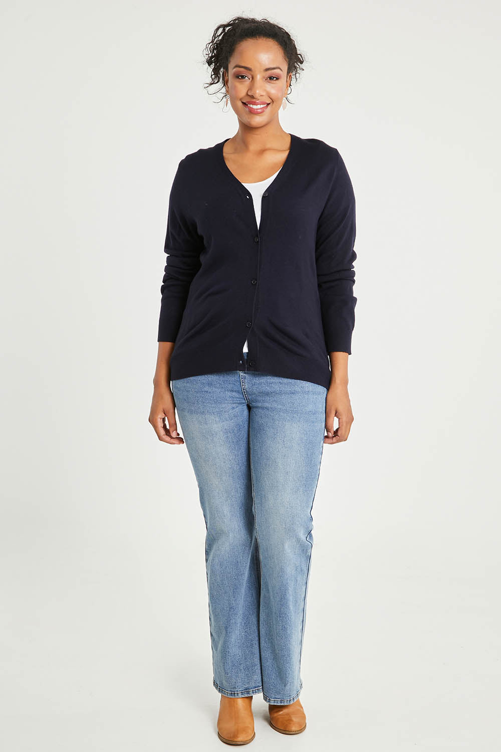 Model Noli wearing size L of The Keepers Soft Button Up Cardigan in colour Deepnavy (Blue), from the front, showing the whole outfit