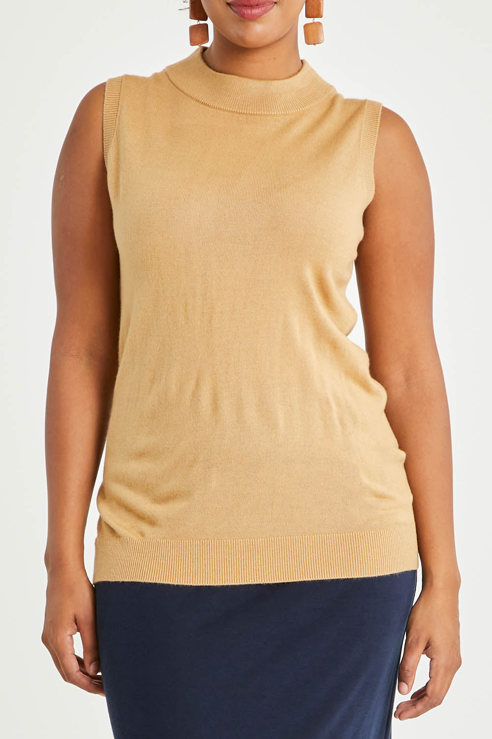Model Noli wearing size L of The Soft Sleeveless Mockturtle Jumper in colour Camel, from the front, cropped image