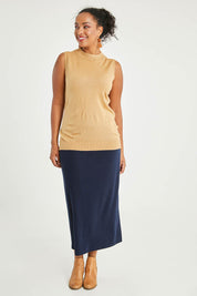 Model Noli wearing size L of The Soft Sleeveless Mockturtle Jumper in colour Camel, from the front, showing the whole outfit
