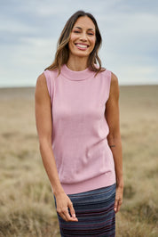 Model Amanda wearing size S of The Soft Sleeveless Mockturtle Jumper in colour Dustypink (Pink), from the front, showing the whole outfit