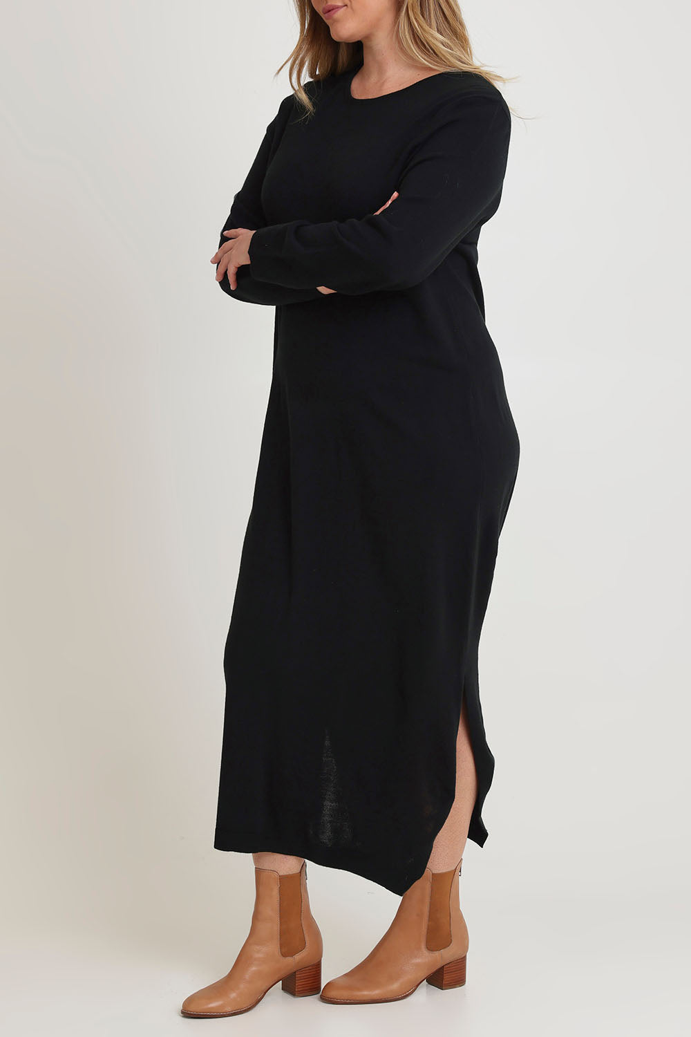 Model Chanel wearing size XL of The Keepers Soft Knit Maxi Dress in colour Black (Black), from the front, cropped image