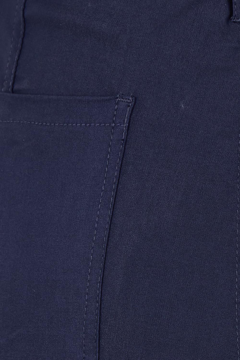 Product shot of The Everyday Cropped Cargo Pant in colour Darknavy (Blue), detail
