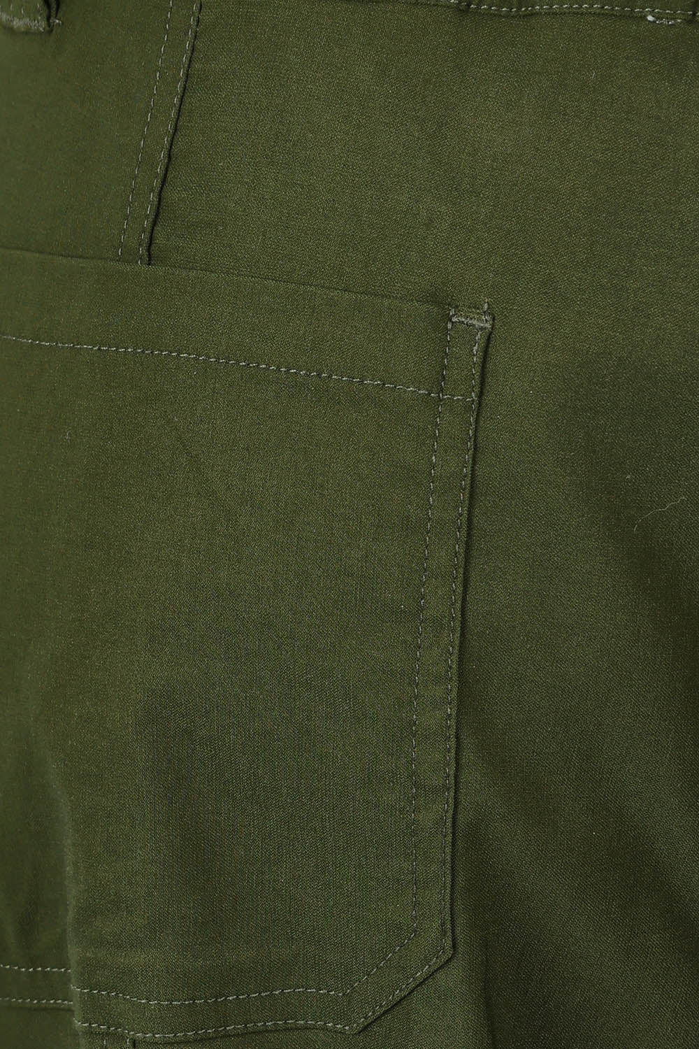 Product shot of The Everyday Cropped Cargo Pant in colour Olive (Green), detail