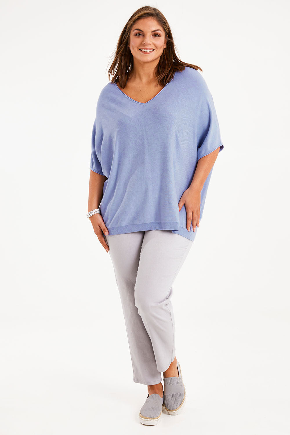 Model Monique wearing size L of The Relaxed V Neck Knit Tee in colour Icyblue (Blue), from the front, showing the whole outfit