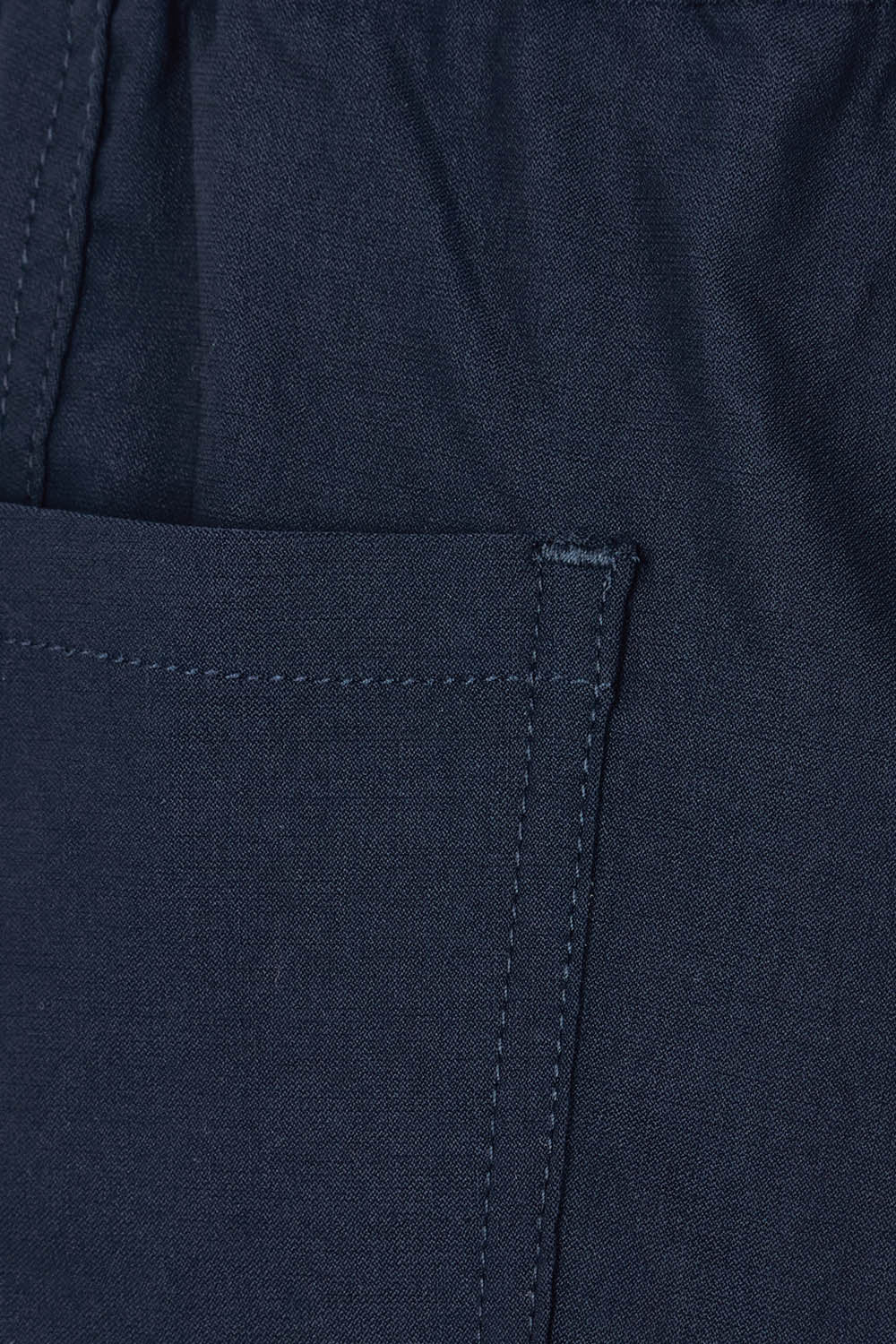 Product shot of The Everyday Full Length Cargo Pant in colour Darknavy (Blue), detail