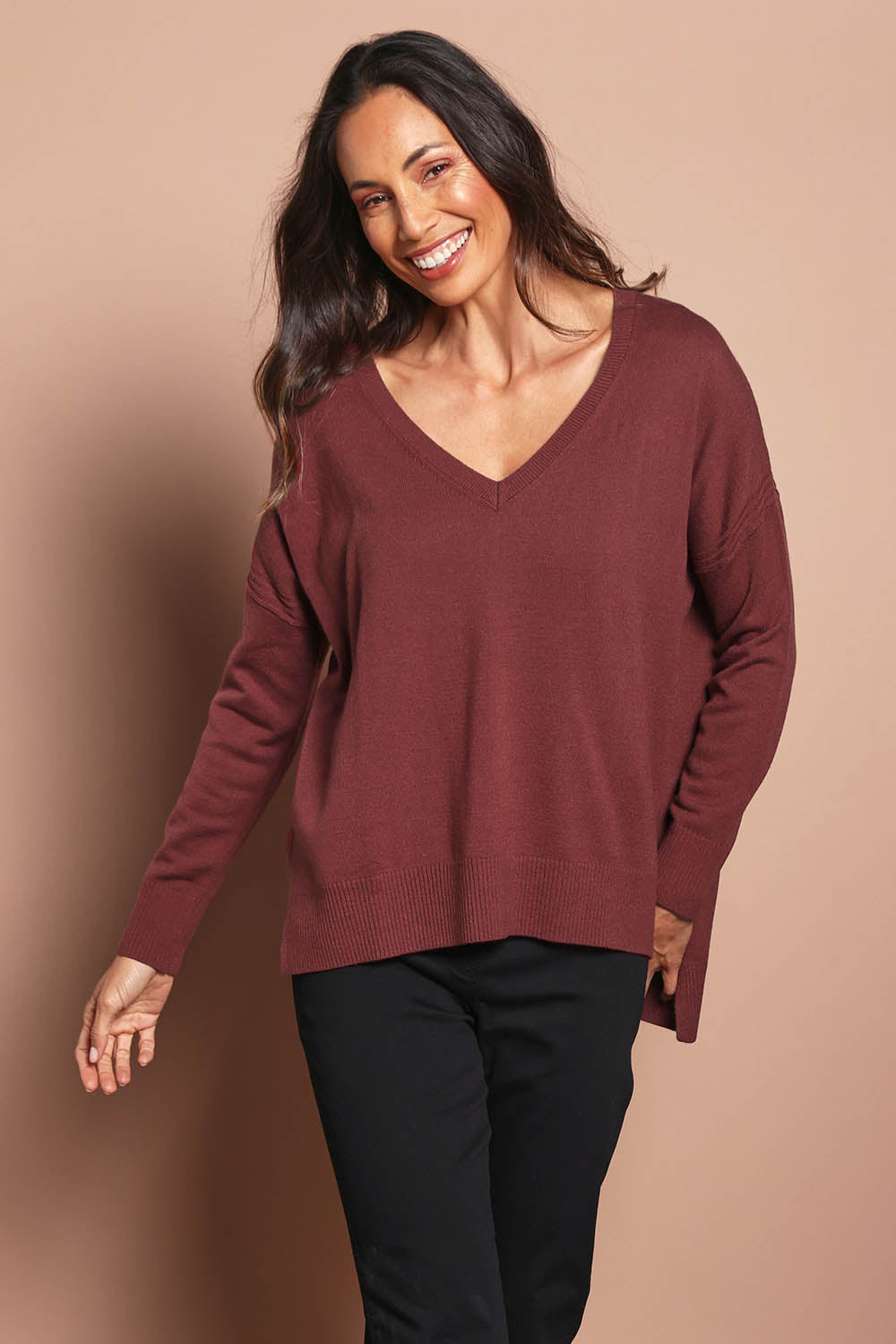 Model Amanda wearing size S of The High Low V Neck Jumper in colour Smokeyrose (Pink), from the front, cropped image