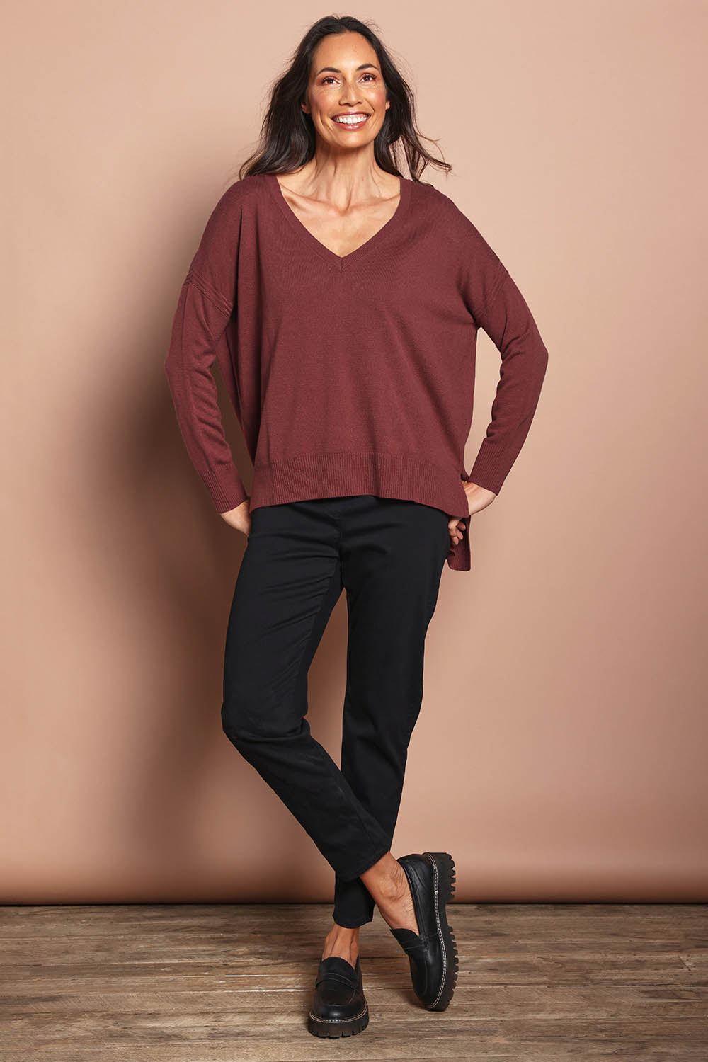 Model Amanda wearing size S of The High Low V Neck Jumper in colour Smokeyrose (Pink), from the front, showing the whole outfit