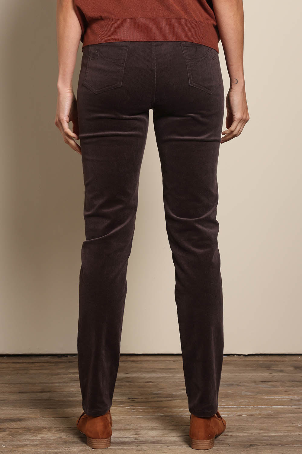 Model Amandam wearing size 10 of the The Keepers Cord Pull On Pant – Darkcocoa in colour Darkcocoa, from the front