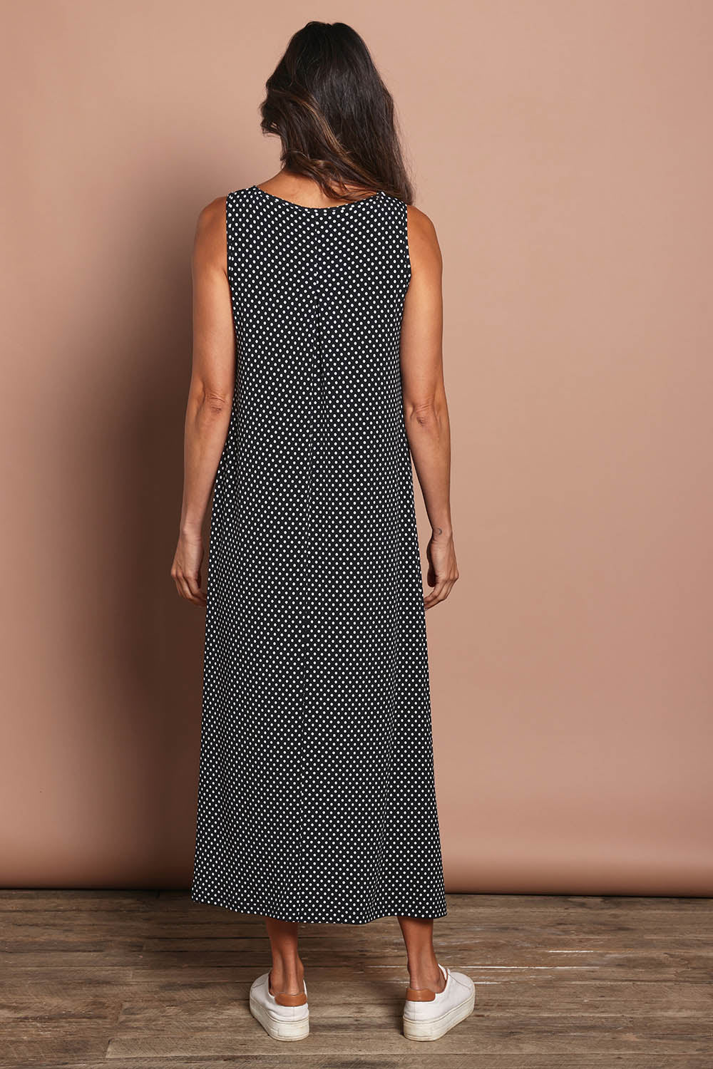 Model Amanda wearing size 10 of The Easy Wear Print Maxi Dress in colour Blackspot (Black), from the back