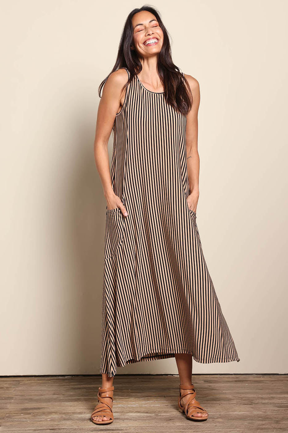 Model Amandam wearing size 10 of the The Easy Wear Print Maxi Dress – Blacktan in colour Blacktan, from the front