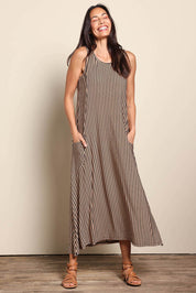 Model Amandam wearing size 10 of the The Easy Wear Print Maxi Dress – Blacktan in colour Blacktan, from the front
