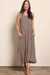 Model Amandam wearing size 10 of the The Easy Wear Print Maxi Dress – Blacktan in colour Blacktan, from the front