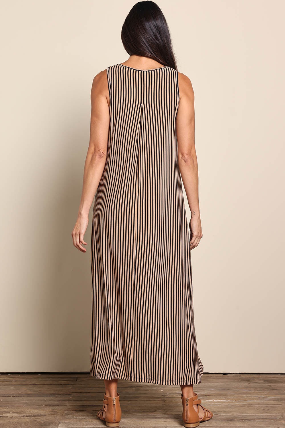 Model Amandam wearing size 10 of the The Easy Wear Print Maxi Dress – Blacktan in colour Blacktan, from the front