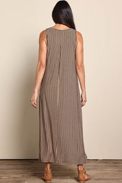 Model Amandam wearing size 10 of the The Easy Wear Print Maxi Dress – Blacktan in colour Blacktan, from the front