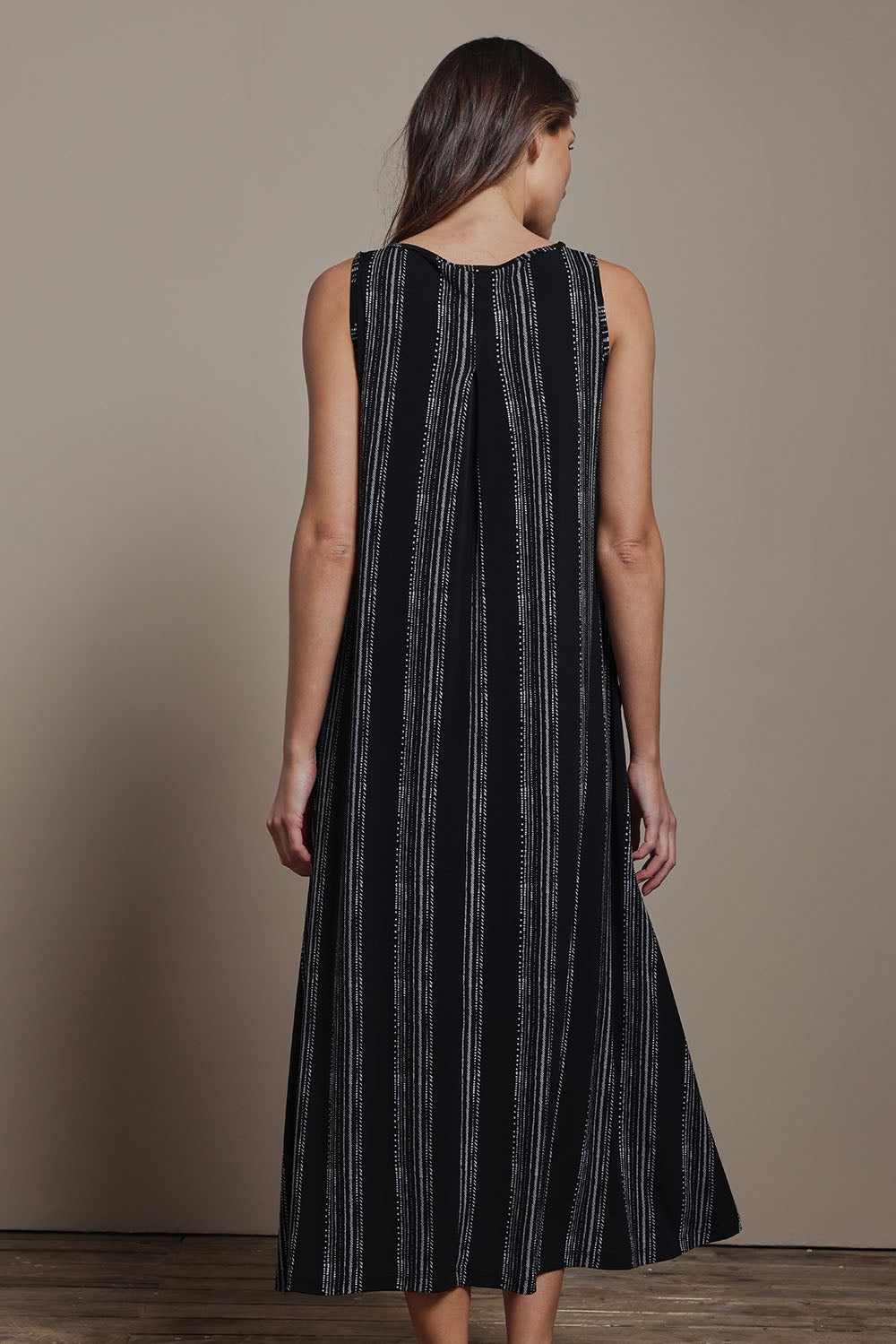 Model Madeline wearing size 10 of The Easy Wear Print Maxi Dress in colour Blackwhite (Black), from the back