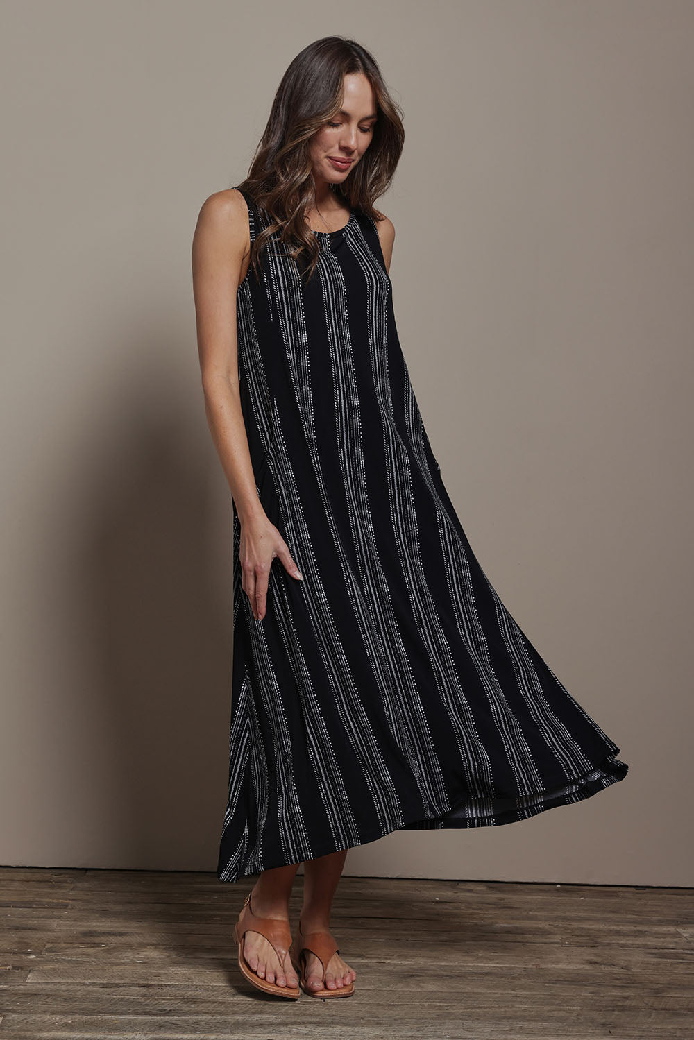 Model Madeline wearing size 10 of The Easy Wear Print Maxi Dress in colour Blackwhite (Black), from the front, showing the whole outfit