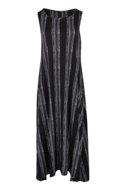 Product shot of The Easy Wear Print Maxi Dress in colour Blackwhite (Black), from the front