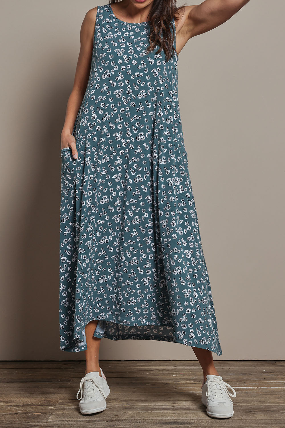 Model Amanda wearing size 10 of The Easy Wear Print Maxi Dress in colour Sagefleur (Green), from the front, cropped image