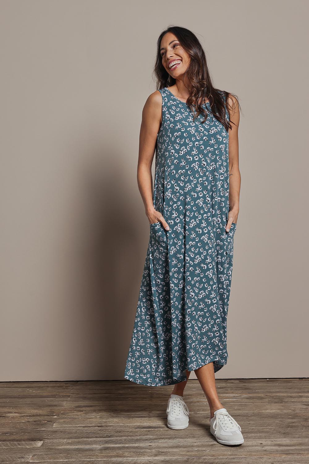 Model Amanda wearing size 10 of The Easy Wear Print Maxi Dress in colour Sagefleur (Green), from the front, showing the whole outfit