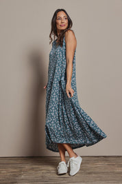Model Amanda wearing size 10 of The Easy Wear Print Maxi Dress in colour Sagefleur (Green), from the front, showing the whole outfit
