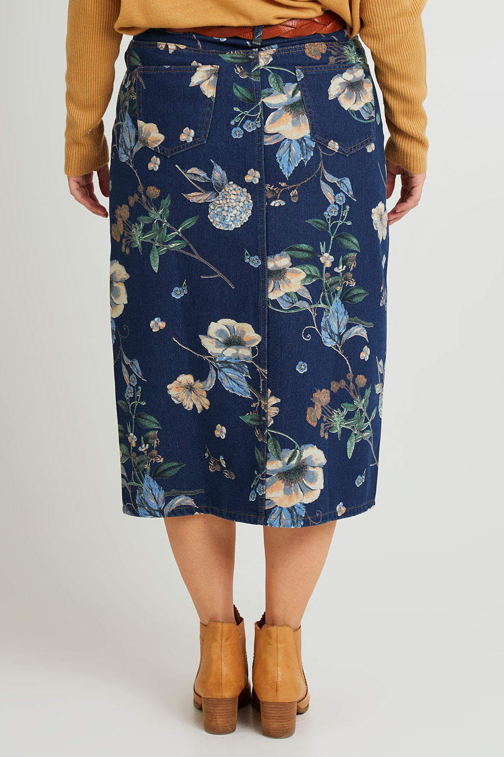 Model Laura wearing size 14 of The 5 Pocket Printed Midi Skirt in colour Softfloral (Blue), from the back