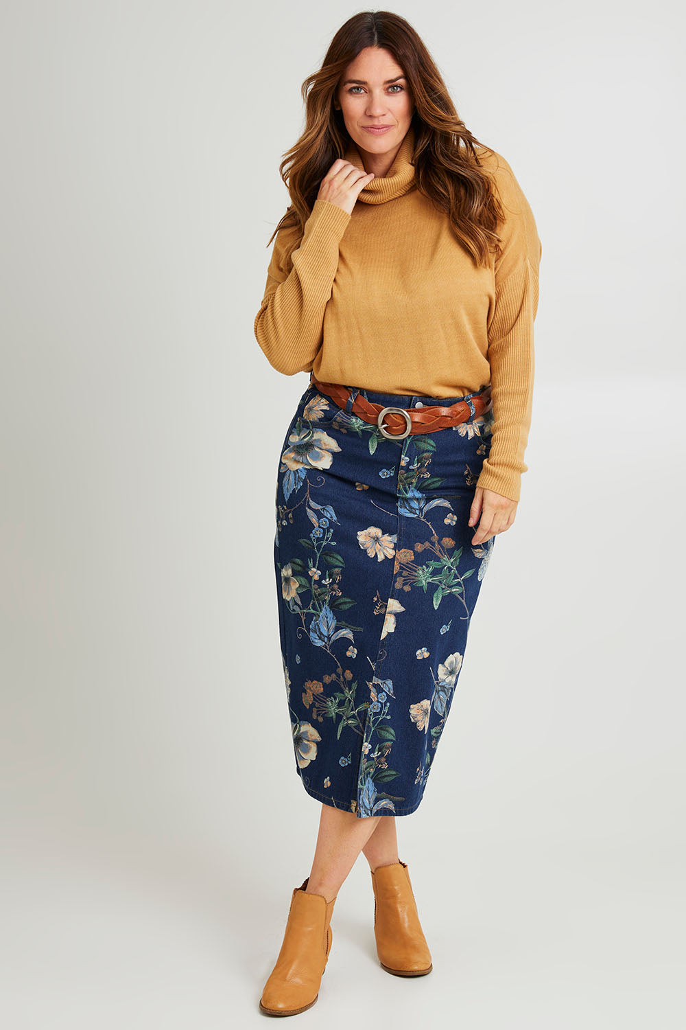 Model Laura wearing size 14 of The 5 Pocket Printed Midi Skirt in colour Softfloral (Blue), from the front, showing the whole outfit