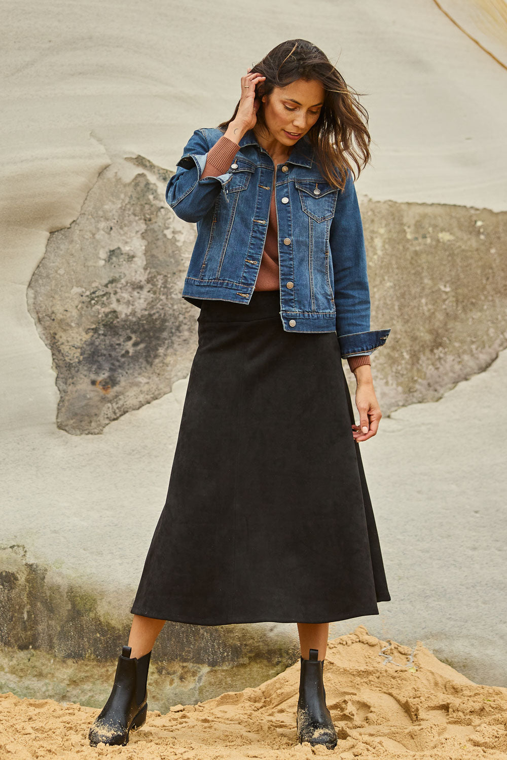 Model Amanda wearing size 10 of The Luxe Faux Suede Skirt in colour Black (Black), from the front, showing the whole outfit