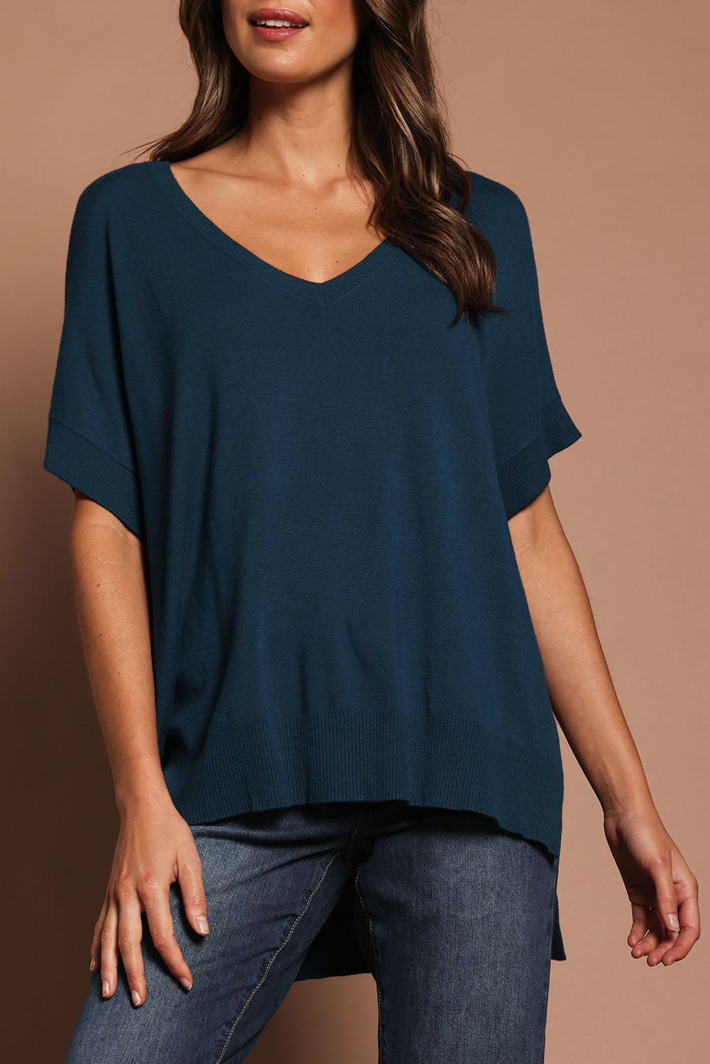 Model Madeline wearing size S of The All Season V Neck High Low Tee in colour Blueocean (Blue), from the front, cropped image