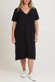 Model Chanel wearing size 16 of The Pack & Go Luxe Bamboo Button Up Dress with Pockets in colour Black (Black), from the front, cropped image