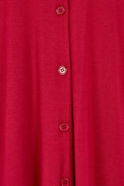 Product shot of The Pack & Go Luxe Bamboo Button Up Dress with Pockets in colour Cherryred (Red), detail
