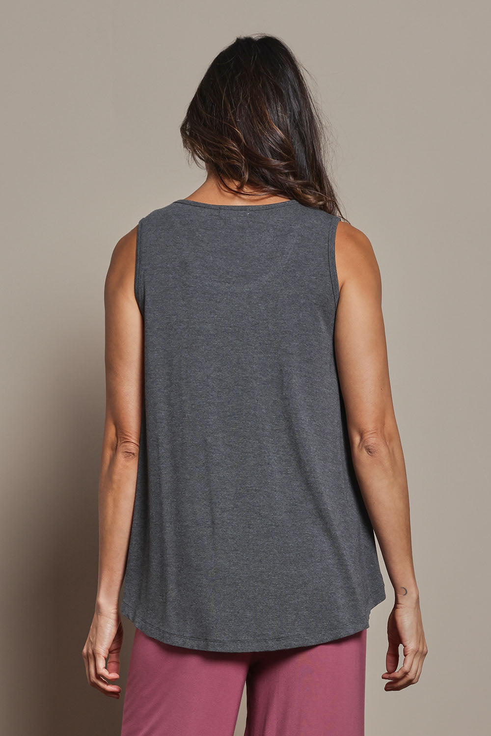 Model Amanda wearing size 10 of The Pack & Go Luxe Bamboo Swing Tank in colour Charcoal (Grey), from the back