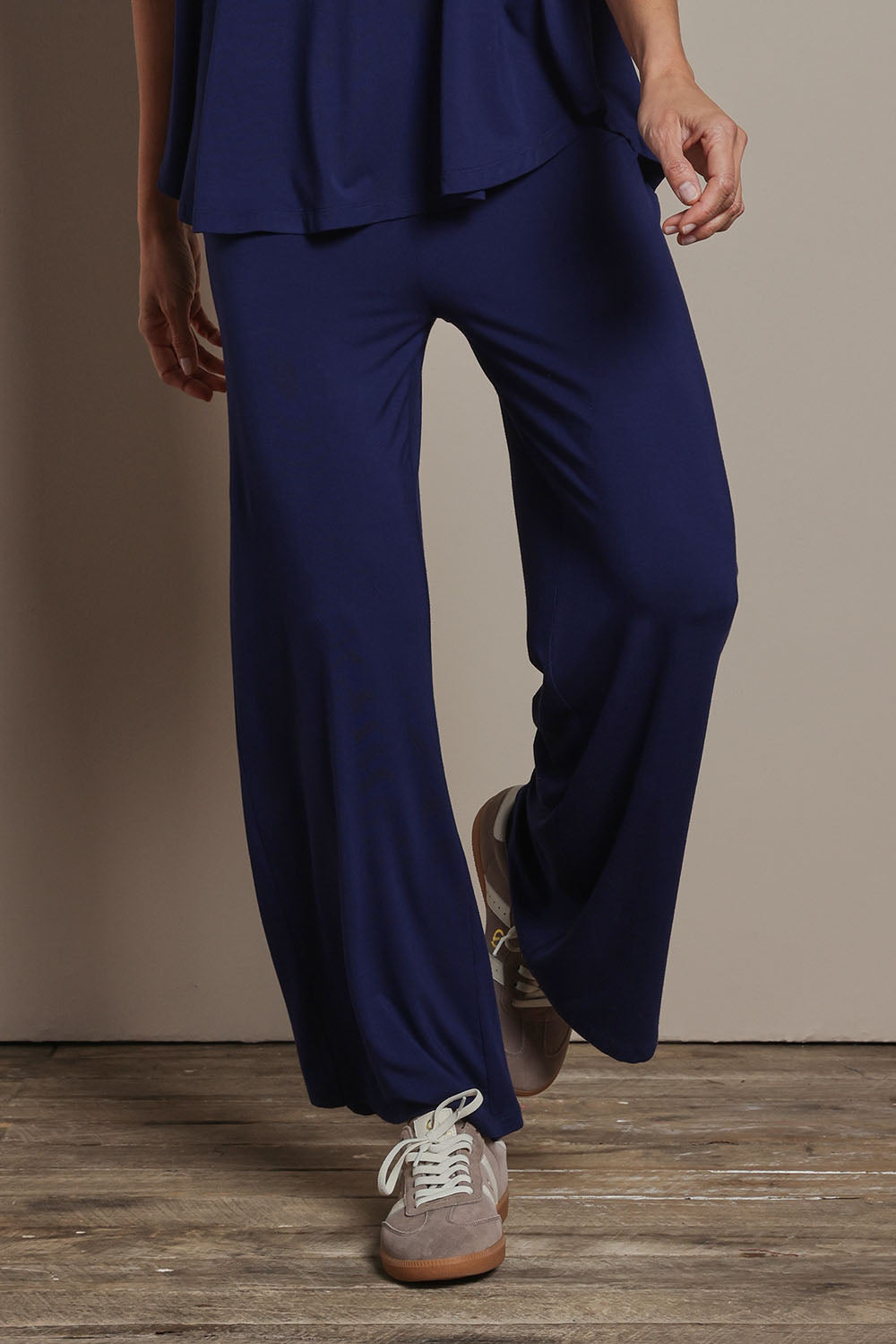 Model Amanda wearing size 10 of The Pack & Go Luxe Bamboo Wide Leg Pant in colour Frenchnavy (Blue), from the front, cropped image