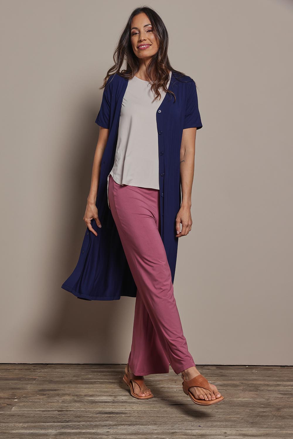 Model Amanda wearing size 10 of The Pack & Go Luxe Bamboo Wide Leg Pant in colour Smokeyrose (Pink), from the front, showing the whole outfit