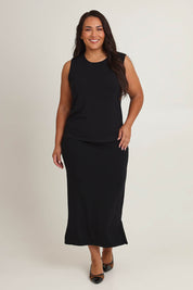 Model Ashleigh wearing size 16 of The Pack & Go Luxe Bamboo Pull On Maxi Skirt in colour Black (Black), from the front, showing the whole outfit