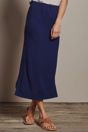 Model Amanda wearing size 10 of The Pack & Go Luxe Bamboo Pull On Maxi Skirt in colour Frenchnavy (Blue), from the front, cropped image