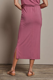 Model Amanda wearing size 10 of The Pack & Go Luxe Bamboo Pull On Maxi Skirt in colour Smokeyrose (Pink), from the back