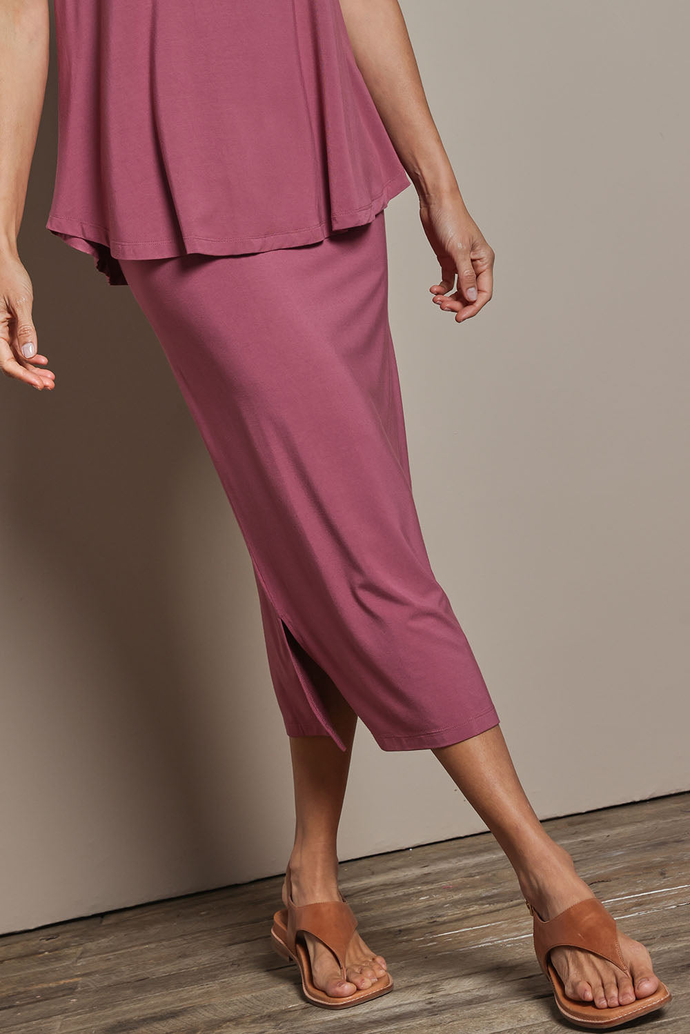 Model Amanda wearing size 10 of The Pack & Go Luxe Bamboo Pull On Maxi Skirt in colour Smokeyrose (Pink), from the front, cropped image