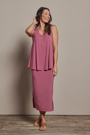 Model Amanda wearing size 10 of The Pack & Go Luxe Bamboo Pull On Maxi Skirt in colour Smokeyrose (Pink), from the front, showing the whole outfit