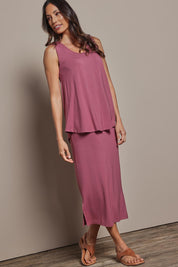 Model Amanda wearing size 10 of The Pack & Go Luxe Bamboo Pull On Maxi Skirt in colour Smokeyrose (Pink), from the front, showing the whole outfit