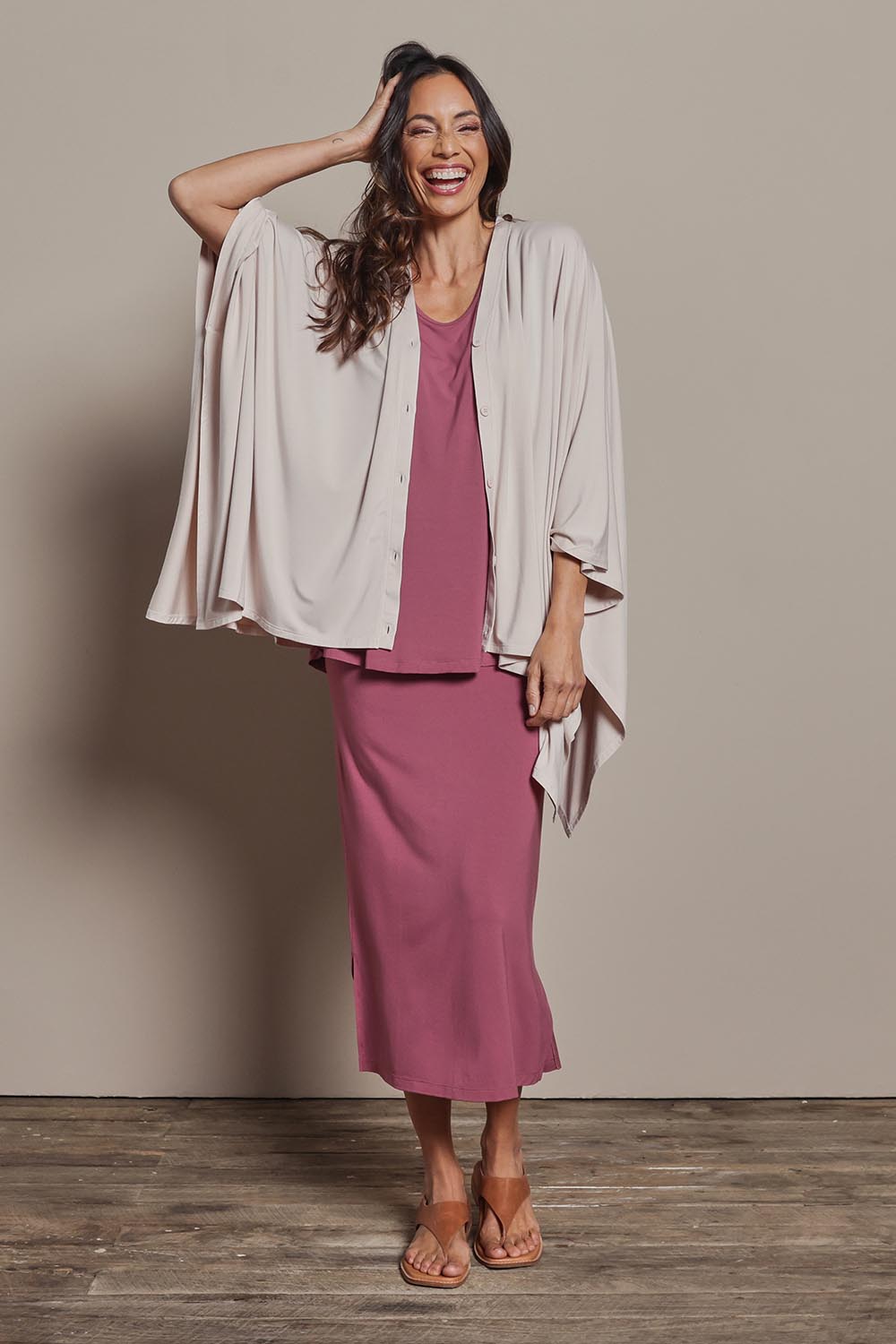 Model Amanda wearing size 10 of The Pack & Go Luxe Bamboo Pull On Maxi Skirt in colour Smokeyrose (Pink), from the front, showing the whole outfit