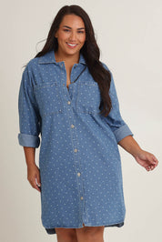 Model Ashleigh wearing size 16 of The Printed Denim Shacket Dress With Pockets in colour Denimspot (Blue), from the front, cropped image