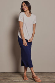 Model Amanda wearing size 10 of The Pack & Go Luxe Bamboo Tee in colour Nougat, from the front, showing the whole outfit