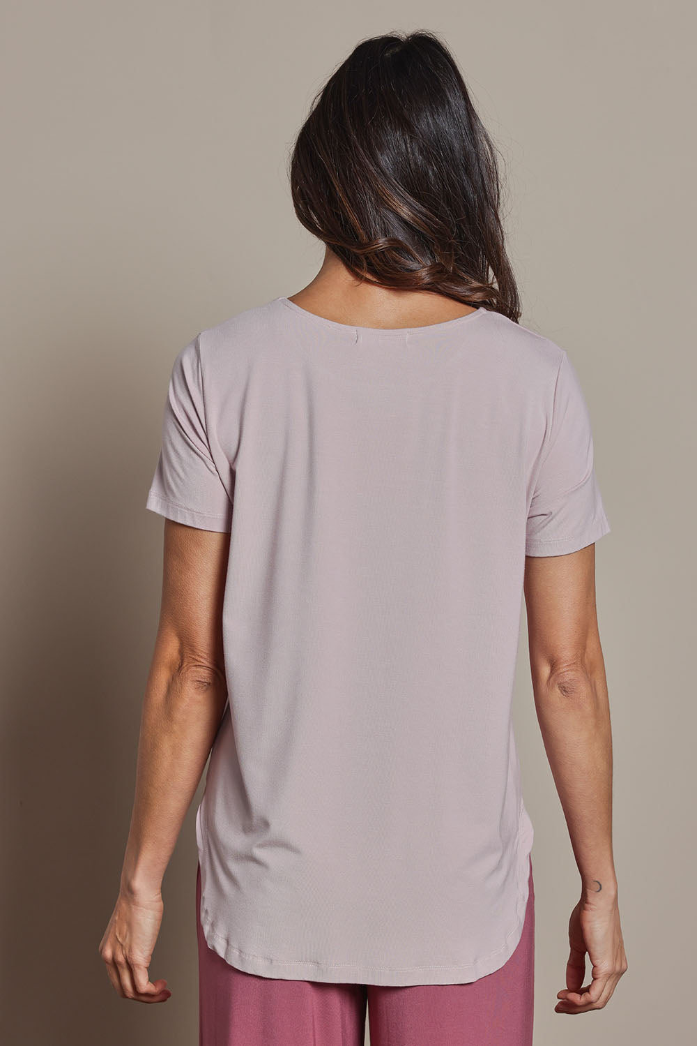 Model Amanda wearing size 10 of The Pack & Go Luxe Bamboo Tee in colour Roseblush (Pink), from the back