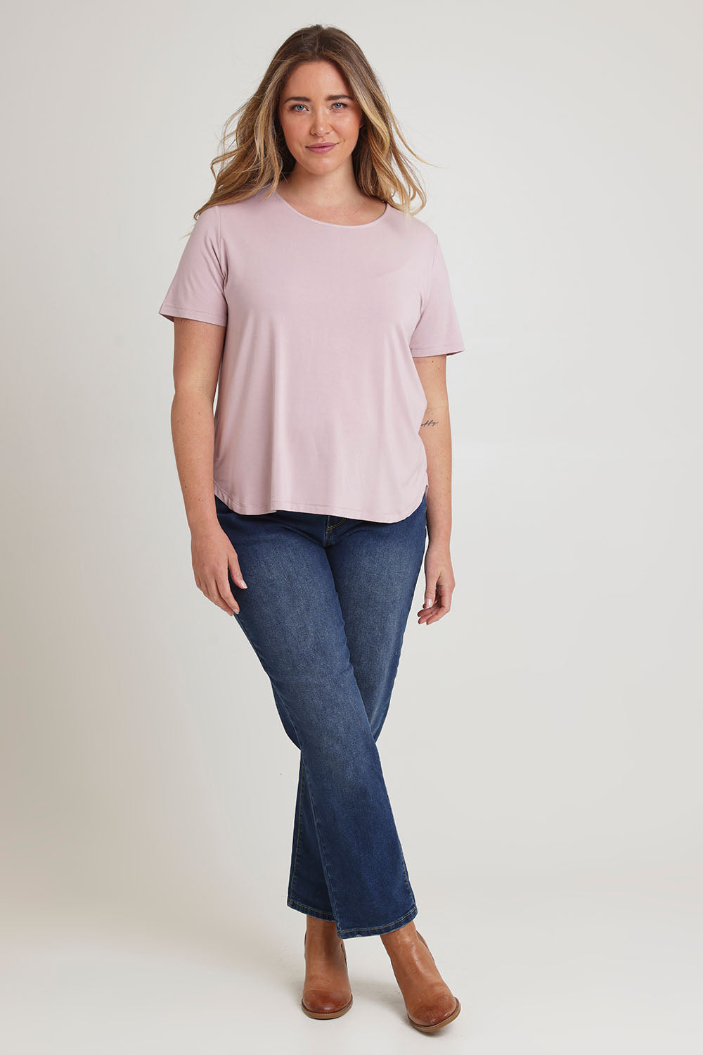 Model Chanel wearing size 16 of The Pack & Go Luxe Bamboo Tee in colour Roseblush (Pink), from the front, showing the whole outfit
