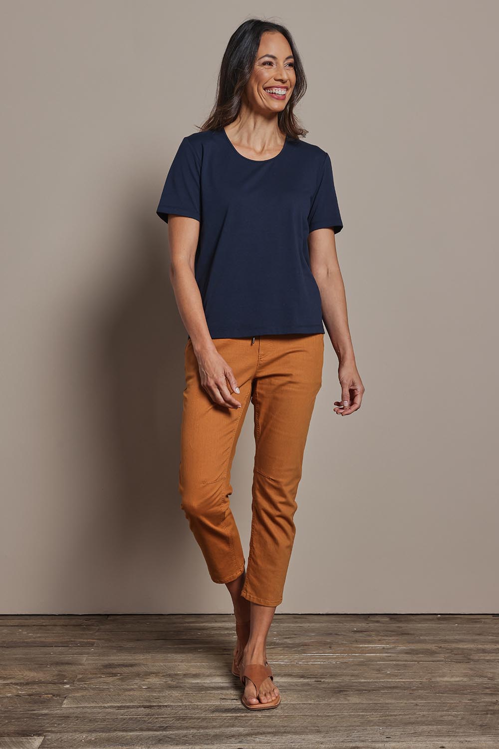 Model Amanda wearing size 10 of The Classic Cotton Blend Short Sleeve Tee in colour Darknavy (Blue), from the front, showing the whole outfit